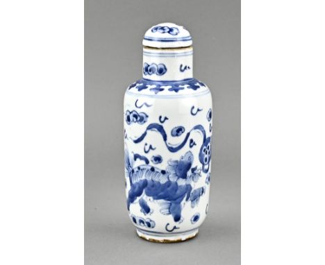 Chinese porcelain tea caddy with kylin decor. Dimensions: 20 cm. In good condition.