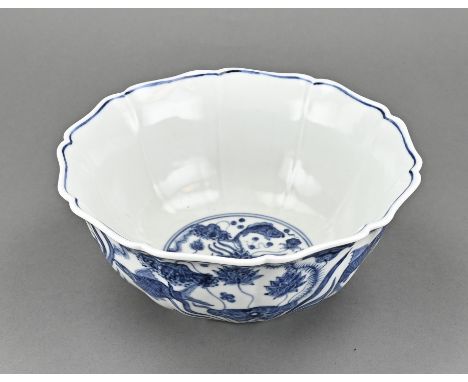 Chinese porcelain flower-shaped bowl with carp/perch decor. Six character bottom mark. Dimensions: H 10 x Ø 22.5 cm. In good 