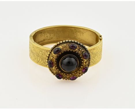 Beautiful yellow gold bracelet, bangle, 585/000, with garnet. Wide rectangular slave band with a floral decor. On top of the 