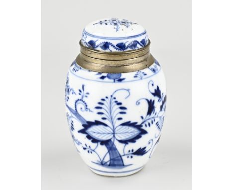 Antique German porcelain tea caddy with zwiebelmuster decor. Marked Hüttensteinach. Circa 1900. Dimensions: H 13.5 cm. In goo
