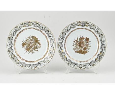 Two 18th century Chinese porcelain plates with black/gold floral decor. Minimal chip. Dimensions: Ø 22.3 cm. In good conditio