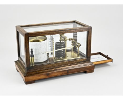 Beautiful and antique barograph made of brass with mahogany wood + drawer. Circa 1900. Dimensions: 22 x 32 x 17 cm. In good c