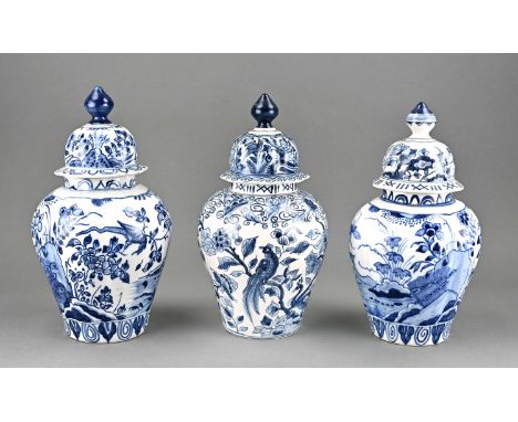Lot Dutch fayence. Delft + Makkum. Consisting of; 3x lidded pot, Makkum. 1x Delft, Ram, portrait Rembrandt (hand-painted). Si