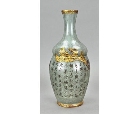 Chinese porcelain celadon vase with zipped text + gold decor. With signature. Dimensions: H 28.5 cm. In good condition.