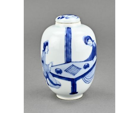 Chinese porcelain tea caddy with geishas in interior decor. Dimensions: H 12 cm. In good condition.