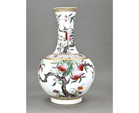 Chinese porcelain family rose vase with peach/gold decor. Six character bottom mark. Dimensions: H 39.4 cm. In good condition