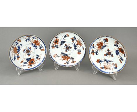 Three 18th century Chinese porcelain imari plates with floral/gold decor. Dimensions: Ø 22 cm. In good condition.