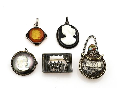 Lot with 5 pendants/brooches, 3 silver pendants with a woman's portrait, a bottle made from 2 coins 50 chertum, Bhutan. ø 27 