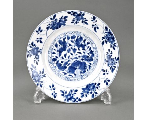 17th -18th century Chinese porcelain kang xi dish with floral decor. Hairline, minimal flakes. Dimensions: Ø 27 cm. In decent