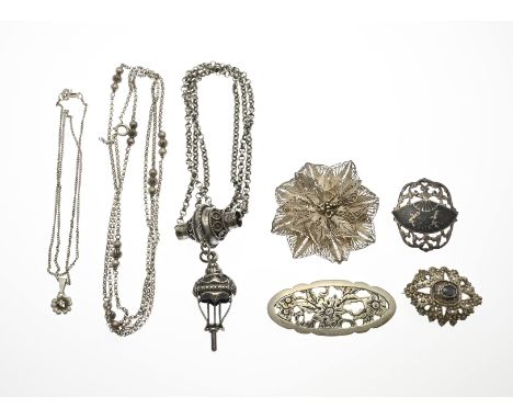 Lot of silver jewelry with 4 brooches, a Chanel necklace, a necklace with pendant and a chain with element and watch key. Var