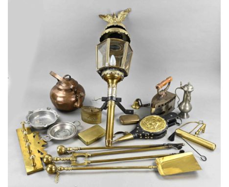 Lot with various old/antique tin and copperware. Among other things; fireplace set, apple kettle, lantern, etc. Size: 10 - 85