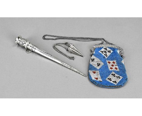 Lot silver, 833/000, with a bead bag with a silver bracket, a knitting needle holder and a knitting cap with chain. In good c