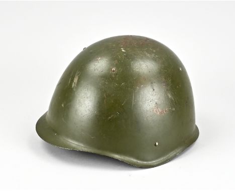 US Army helmet with inner helmet. Probably WWII. Dimensions: 28 x 25.5 x 18 cm. In good condition.