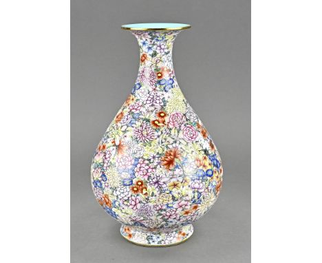 Rare Chinese porcelain family rose mille fiori vase with gold rim. With bottom mark. Dimensions: H 27 cm. In good condition.