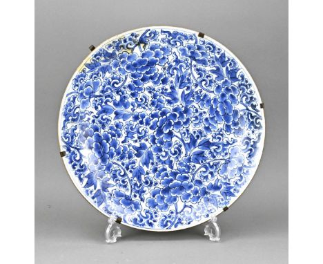 17th - 18th Century Chinese porcelain kang xi dish with grape vine decor. Edge glued. Dimensions: diameter 39.3 cm. In decent