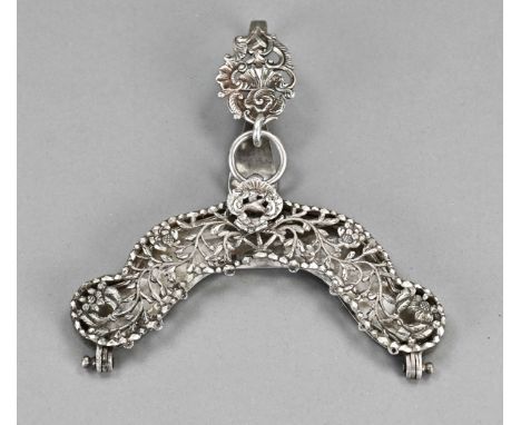 Large silver bag bracket, 800/000, openwork semi-circular bracket with floral decor and a skirt hedge with palmettes. 17x21cm