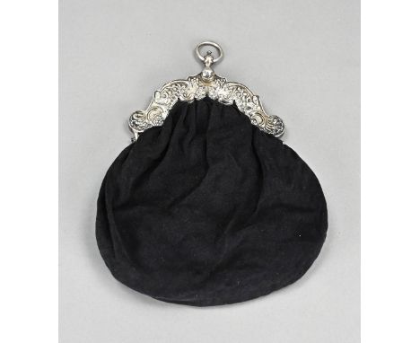 Bag with antique silver bracket, contoured model with a chased decoration with birds and curls. 16x30cm. With black bag. Zutp