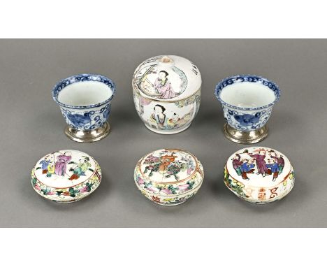 Six parts of antique Chinese porcelain. Among other things; 4 x 19th century family rose lidded boxes, 2 lids glued, one lid 