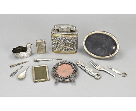 Lot of various silver, with 3 photo frames, one made of a bag bracket, a container in the shape of a duck, an udder skewer, a