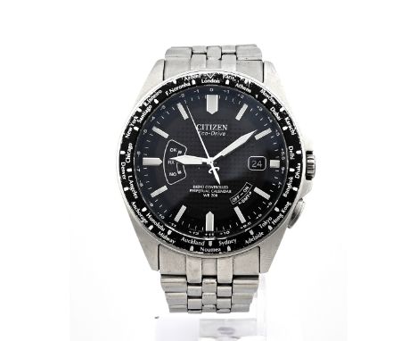 Citizen eco-drive watch, radio controlled, perpetual calander, steel model, ø 42 mm. 19 cm. The machined bezel is damaged. Wo