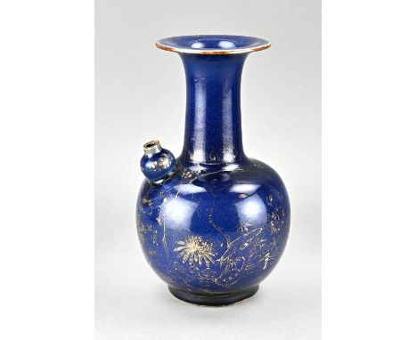 Rare 18th century Chinese porcelain ghendi jug with blue glaze + gold garden decor. Dimensions: H 25 cm. In very good conditi