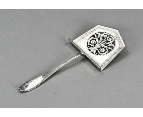 Beautiful silver shovel, 833/000, with a contoured shovel with sawn blade with floral decor and a decorated edge. The stem ha