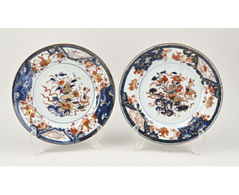 Two 18th century Chinese porcelain Imari plates. Floral/valuables/gold decor. Dimensions: Ø 22.7 cm. In good condition.