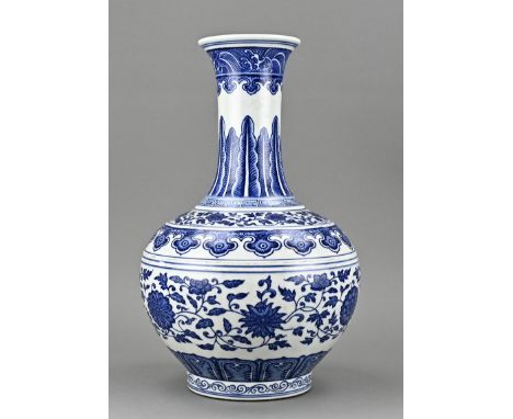 Blue and white Chinese porcelain vase with floral decor. With bottom mark. Dimensions: H 38.5 cm. In good condition.