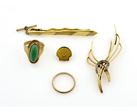 Lot of various gold with a ring with green stone, 333/000, a tie slide with metal slide, a shell pin and brooch with diamonds