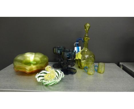 A mixed lot of glassware to include a Salviati style dish, a decanter, six plates and two Wedgwood candlesticks (a lot) 