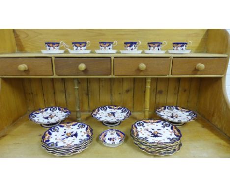 Davenport 19th century Imari patterned dinner and tea service, comprising three comports, eleven plates, nine saucers and six