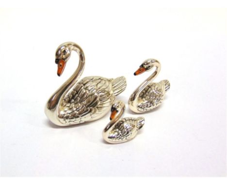 A GRADUATED SET OF THREE SATURNO SILVER AND ENAMEL SWANS,  the largest approximately 6cm high