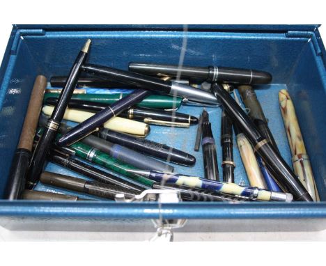 A collection of vintage fountain pens to include a Wahl Oxford by Eversharp in burgundy and green pearl, an Imperial Pen Comp