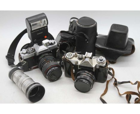 A collection of vintage cameras and photography equipment to include a Minolta SG2 SLR camera, and a Minolta 7000 SLR cameraW