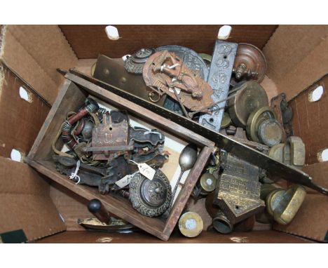 A collection of metalware, to include a brass set of graduated scales, door knockers, and a fire mark etc 