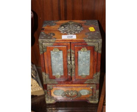 A VINTAGE ORIENTAL JEWELLERY BOX WITH BRASS DETAIL