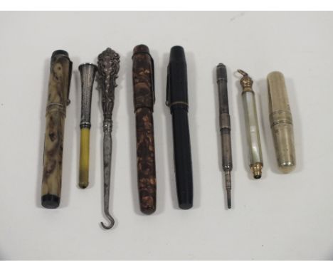 A BAG OF COLLECTABLE VINTAGE PENS TO INCLUDE GOLD NIB EXAMPLES