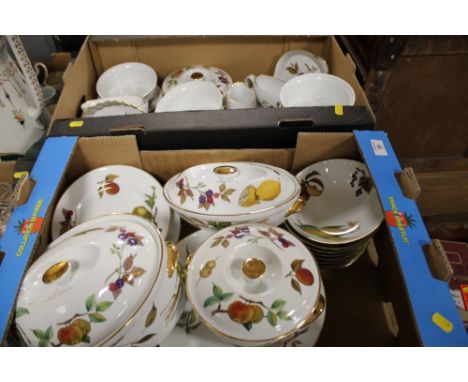 A LARGE QUANTITY OF ROYAL WORCESTER EVESHAM DINNERWARE APPROX. 65 PIECES