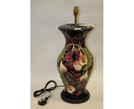 A VERY LARGE AND IMPRESSIVE MOORCROFT PRESTIGE QUEENS CHOICE TABLE LAMP OVERALL H - 61CM 