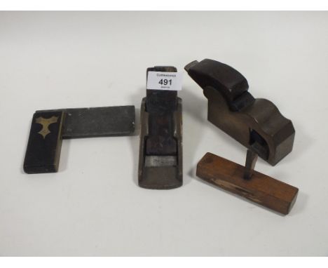 A SMALL QUANTITY OF ANTIQUE BRASS WOOD WORKING TOOLS ETC