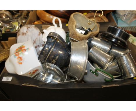 A TRAY OF ASSORTED METALWARE CERAMICS ETC TO INCLUDE A SILVER PLATED TROPHY