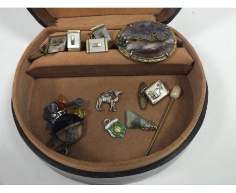 A BOX CONTAINING VINTAGE JEWELLERY TO INCLUDE A VICTORIAN BROOCH 