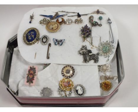 A COLLECTION OF ASSORTED VINTAGE AND MODERN BROOCHES ETC