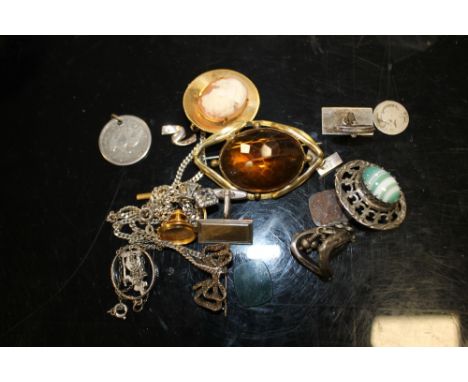 BAG OF VINTAGE JEWELLERY TO INCLUDE SILVER ITEMS 