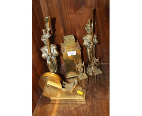 A COLLECTION OF BRASS WARE TO INCLUDE A VINTAGE TAPE DISPENSER, MONEY BOX ETC