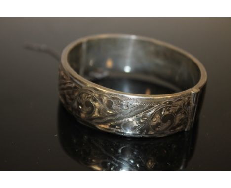 A VINTAGE HALLMARKED SILVER ENGRAVED BANGLE 