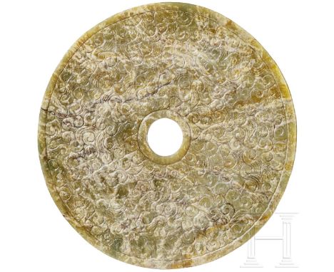 Jade-Bi-Scheibe, China, Zeit der streitenden Reiche, 4./3. Jhdt. v. Chr.  Gelochte Scheibe aus gelblich-grünlicher Jade. Beid