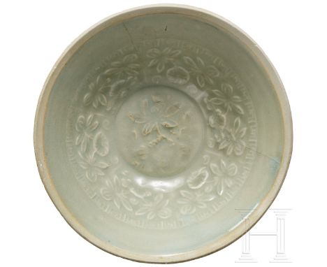 Qingbai-Schale mit Innenrelief, China, Song-Dynastie  Eine hell-olivgrün glasierte Schale mit fein gravierter floraler Innend