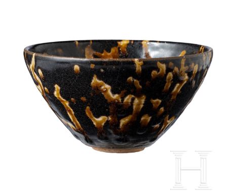 Jizhou-Teeschale mit Schildpatt-Glasur, südliche Song-Dynastie (12. - 13. Jhdt.)  Standring auf schmalem Boden, von dort aus 
