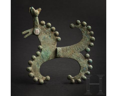 Bronzene Pferdefigur, Iran, 2. Jtsd. v. Chr.   Stilisierte, flache Pferdefigur. Mähne, Schwanz und Beine sind mit jeweils ein